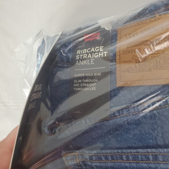 Levi's Ribcage Straight Ankle jeans in size 28 x 27 NWT - Picture 6 of 6